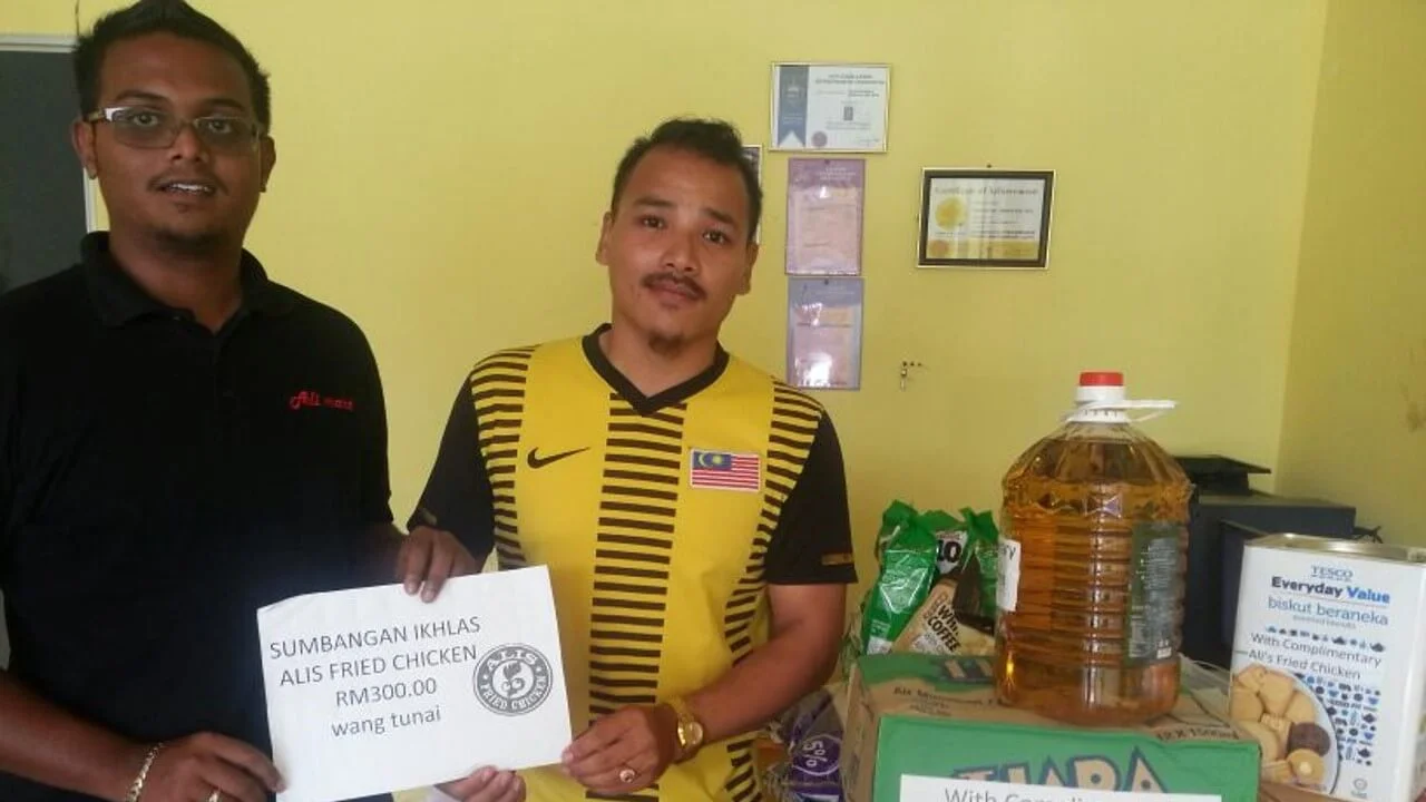 Projek Penyayang merupakan program pendidikan anjuran ALIS Fried Chicken yang menyediakan bantuan kelengkapan sekolah, sokongan tuisyen, dan sumber pembelajaran kepada kanak-kanak daripada keluarga berpendapatan rendah — demi masa depan yang lebih cerah.