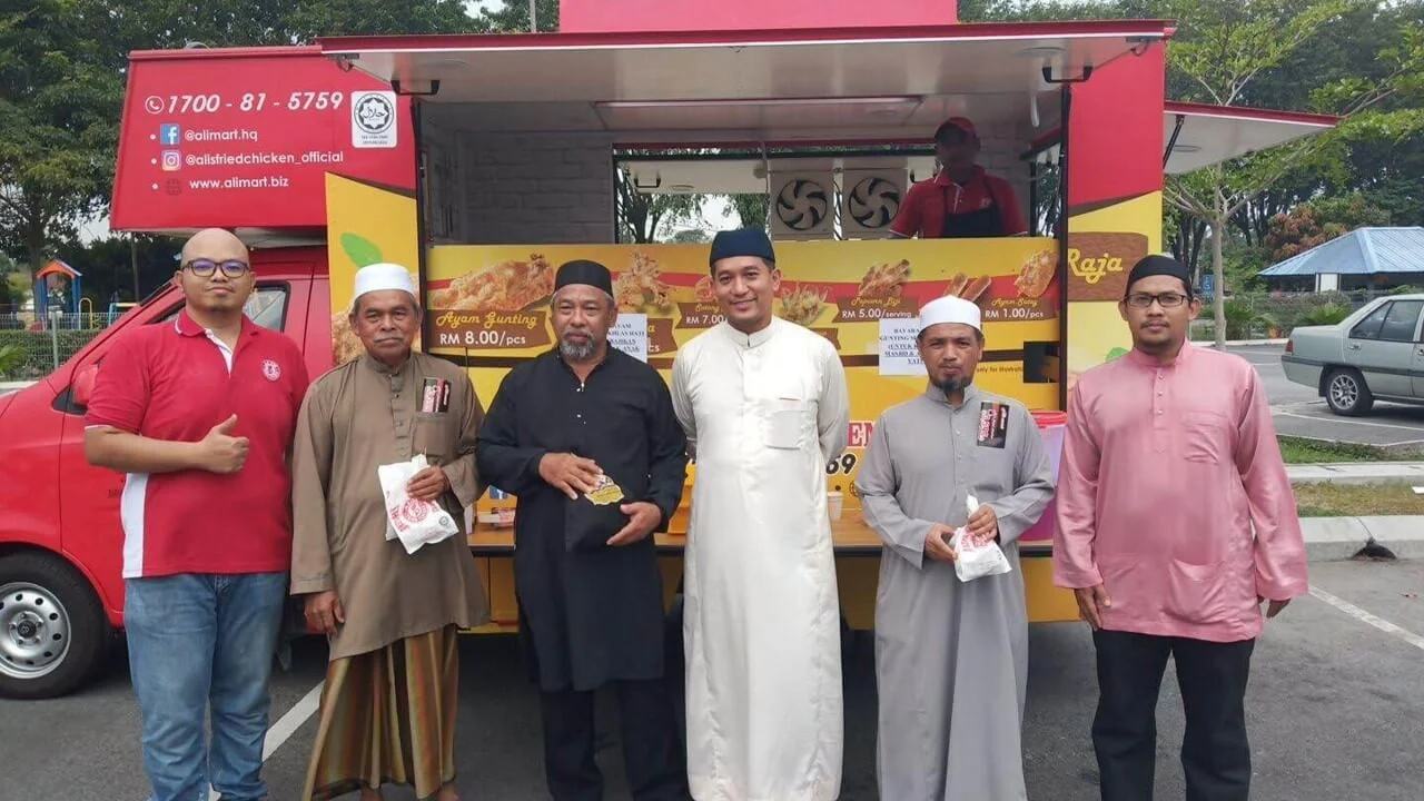 Program HOPE oleh ALIS Fried Chicken ialah inisiatif bantuan makanan yang bertujuan menyokong komuniti yang kurang berkemampuan. Melalui kerjasama dengan NGO dan kumpulan tempatan, kami menyalurkan bantuan keperluan asas kepada mereka yang memerlukan.