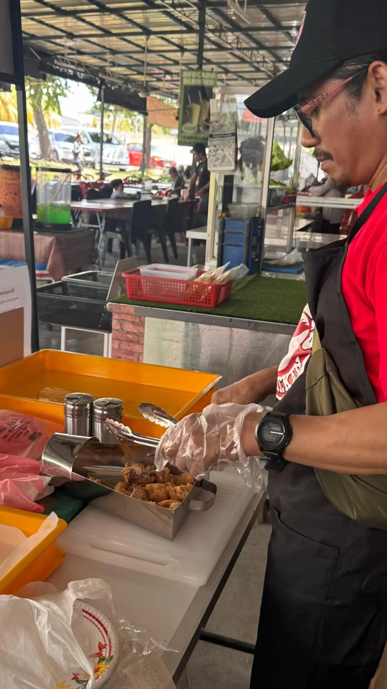 Hawker preparing portions to help shorten waiting time.