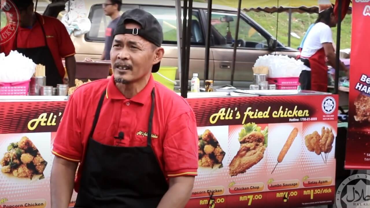 Encik Musa Hassan proves that an ayam gunting business can succeed with a small capital of RM3,000.