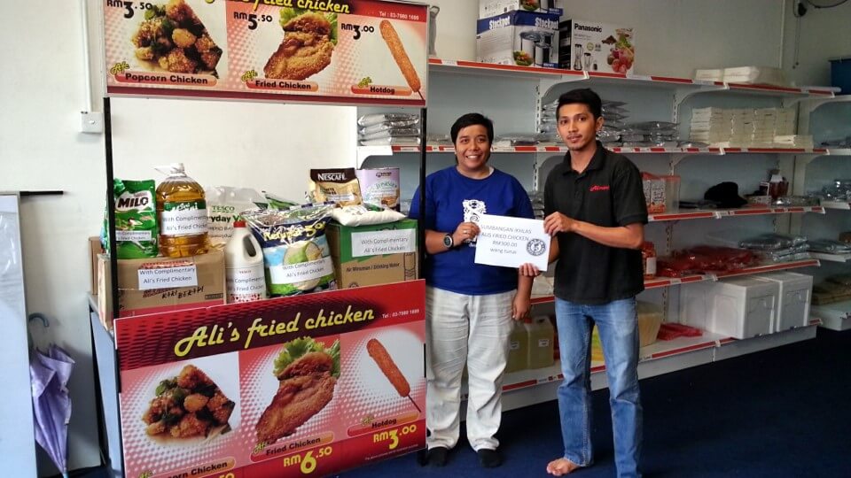Projek Penyayang merupakan program pendidikan anjuran ALIS Fried Chicken yang menyediakan bantuan kelengkapan sekolah, sokongan tuisyen, dan sumber pembelajaran kepada kanak-kanak daripada keluarga berpendapatan rendah — demi masa depan yang lebih cerah.