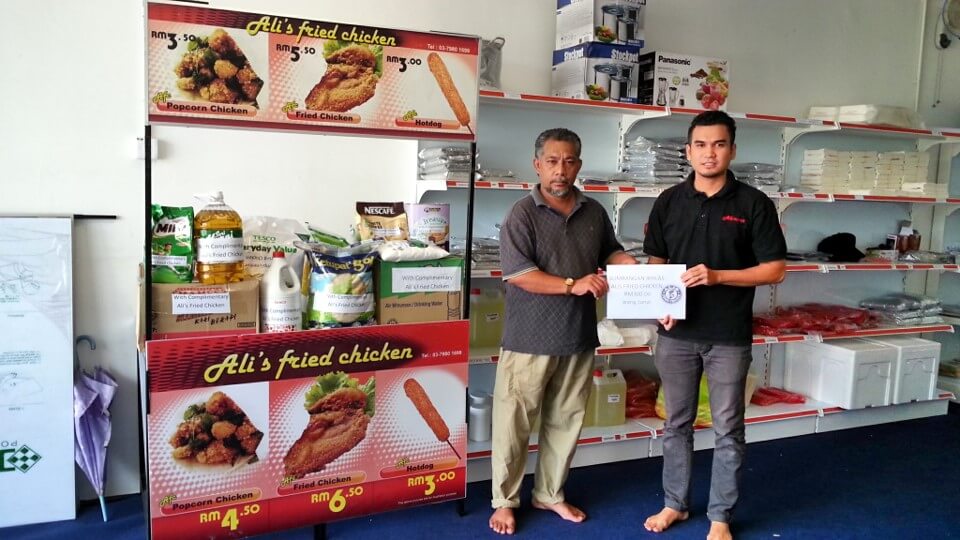 Projek Penyayang merupakan program pendidikan anjuran ALIS Fried Chicken yang menyediakan bantuan kelengkapan sekolah, sokongan tuisyen, dan sumber pembelajaran kepada kanak-kanak daripada keluarga berpendapatan rendah — demi masa depan yang lebih cerah.