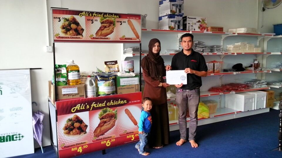 Projek Penyayang merupakan program pendidikan anjuran ALIS Fried Chicken yang menyediakan bantuan kelengkapan sekolah, sokongan tuisyen, dan sumber pembelajaran kepada kanak-kanak daripada keluarga berpendapatan rendah — demi masa depan yang lebih cerah.