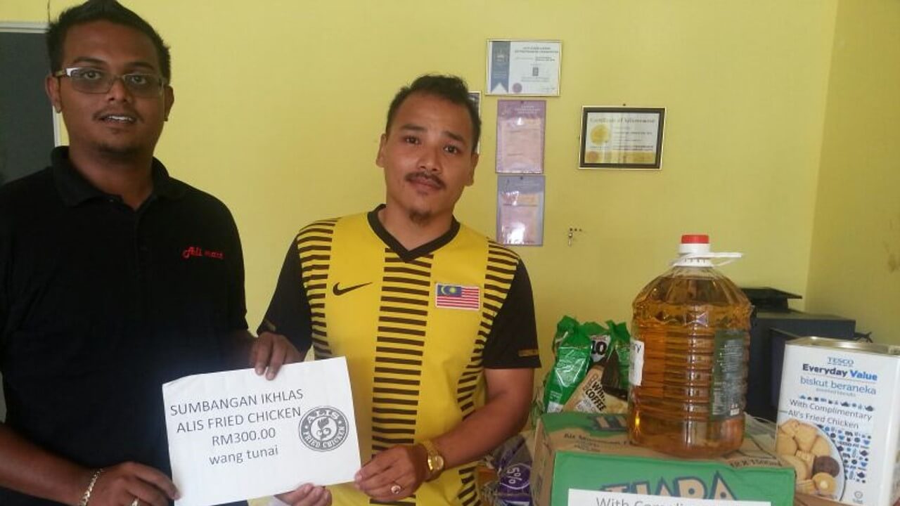 Projek Penyayang merupakan program pendidikan anjuran ALIS Fried Chicken yang menyediakan bantuan kelengkapan sekolah, sokongan tuisyen, dan sumber pembelajaran kepada kanak-kanak daripada keluarga berpendapatan rendah — demi masa depan yang lebih cerah.