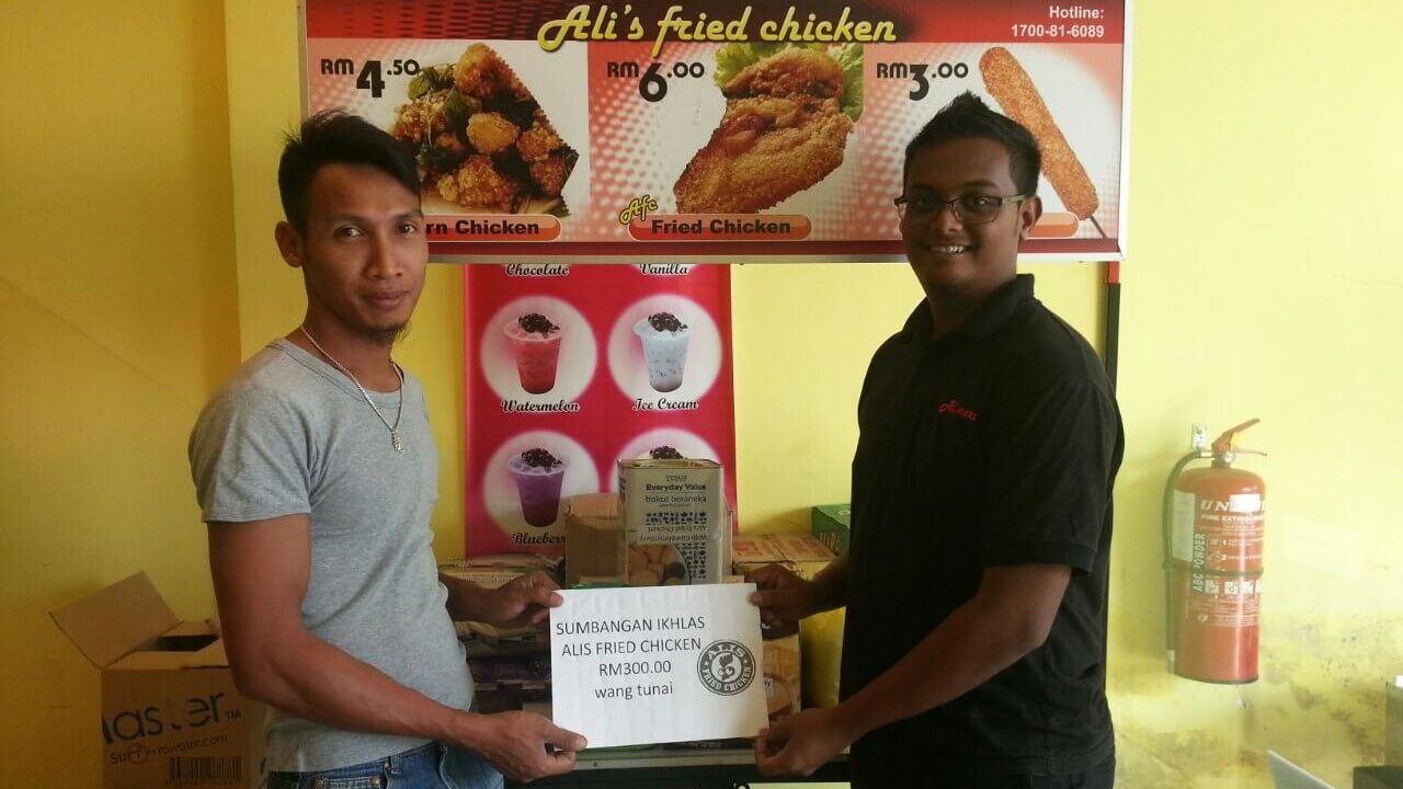 Projek Penyayang merupakan program pendidikan anjuran ALIS Fried Chicken yang menyediakan bantuan kelengkapan sekolah, sokongan tuisyen, dan sumber pembelajaran kepada kanak-kanak daripada keluarga berpendapatan rendah — demi masa depan yang lebih cerah.