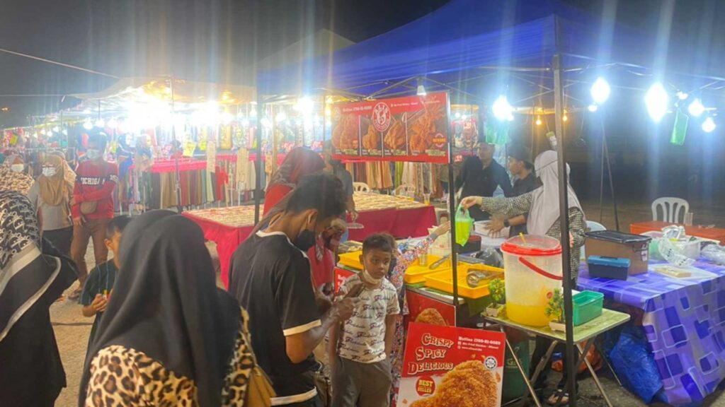 From side hustle to full-time income — Alis Fried Chicken vendors make it happen.