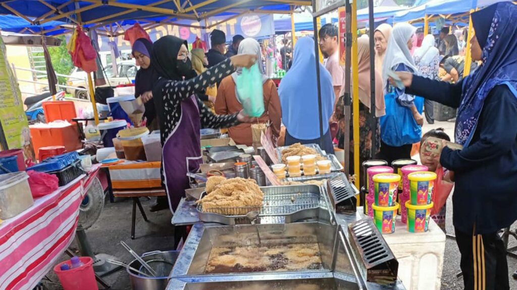 Persediaan mudah, pulangan pantas — inilah model perniagaan Alis Fried Chicken.