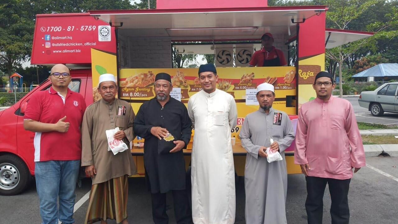 Program HOPE oleh ALIS Fried Chicken ialah inisiatif bantuan makanan yang bertujuan menyokong komuniti yang kurang berkemampuan. Melalui kerjasama dengan NGO dan kumpulan tempatan, kami menyalurkan bantuan keperluan asas kepada mereka yang memerlukan.