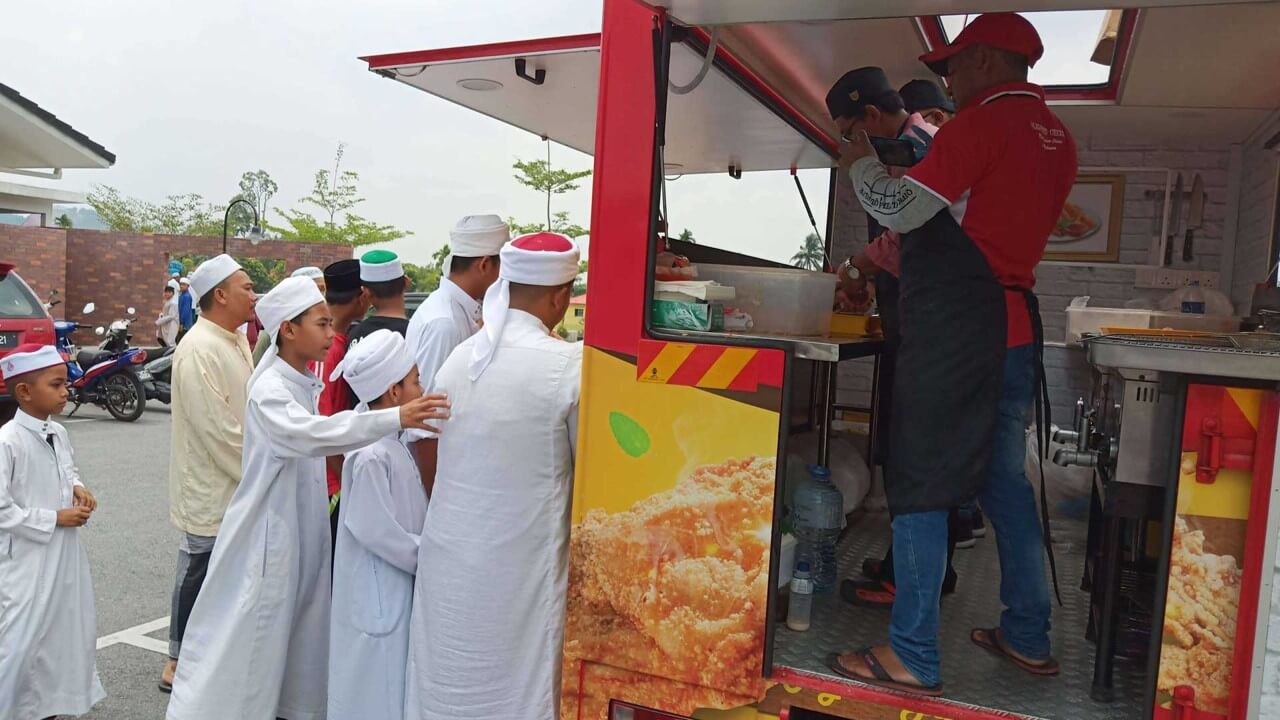 Program HOPE oleh ALIS Fried Chicken ialah inisiatif bantuan makanan yang bertujuan menyokong komuniti yang kurang berkemampuan. Melalui kerjasama dengan NGO dan kumpulan tempatan, kami menyalurkan bantuan keperluan asas kepada mereka yang memerlukan.