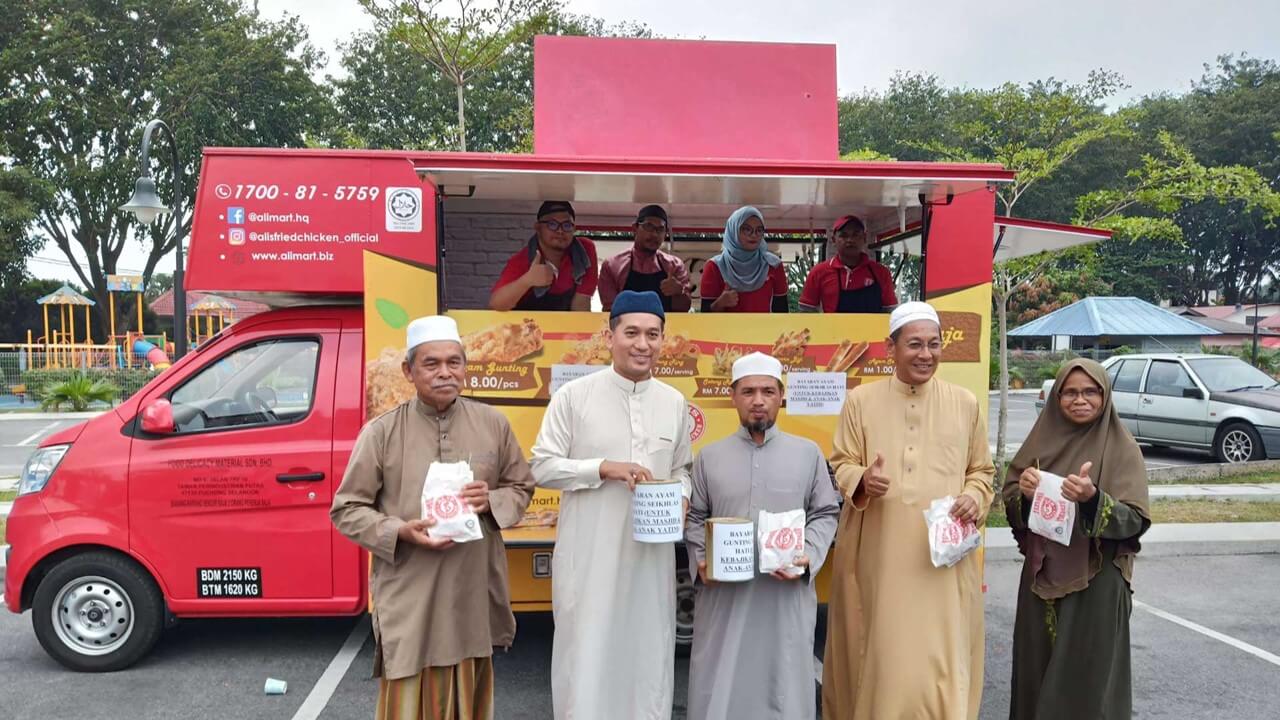 Program HOPE oleh ALIS Fried Chicken ialah inisiatif bantuan makanan yang bertujuan menyokong komuniti yang kurang berkemampuan. Melalui kerjasama dengan NGO dan kumpulan tempatan, kami menyalurkan bantuan keperluan asas kepada mereka yang memerlukan.