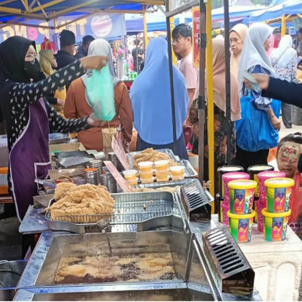 Mulakan perjalanan perniagaan makanan anda dengan pakej kiosk modal rendah daripada Alis Fried Chicken.