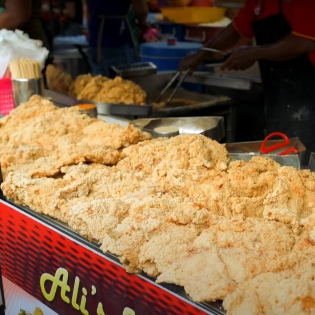 Jenama makanan jalanan halal yang dipercayai, membuka jalan kejayaan perniagaan kecil di seluruh Malaysia.