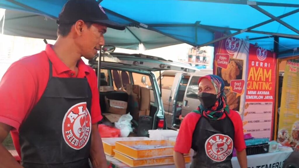 Encik Mohamad Aprizal and wife - Alis Fried Chicken Entrepreneur
